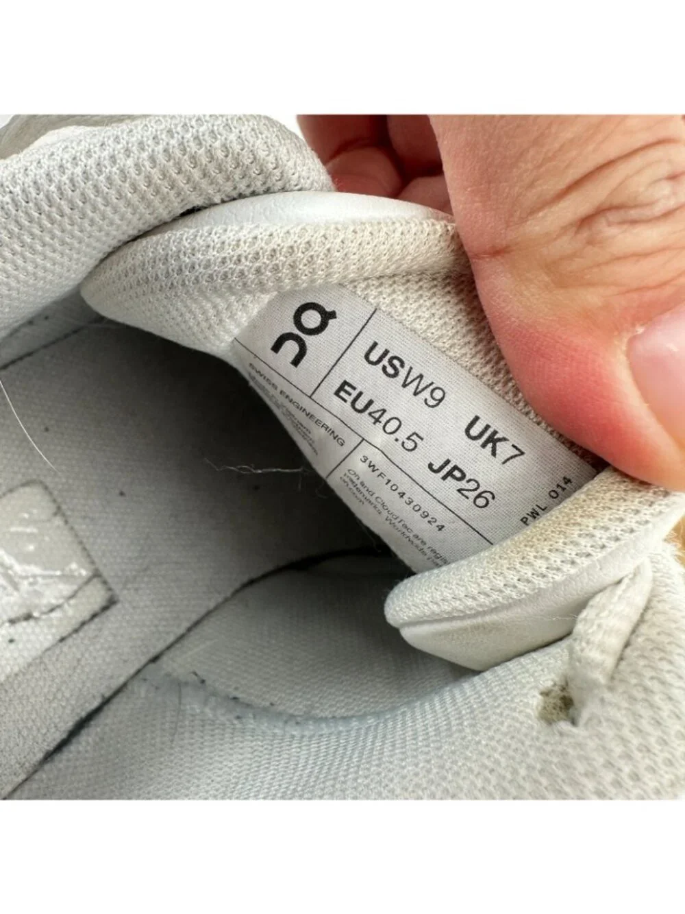 On The Roger Clubhouse Swiss Engineering Women Sz 9 3WF10430924 White Ivory Shoe